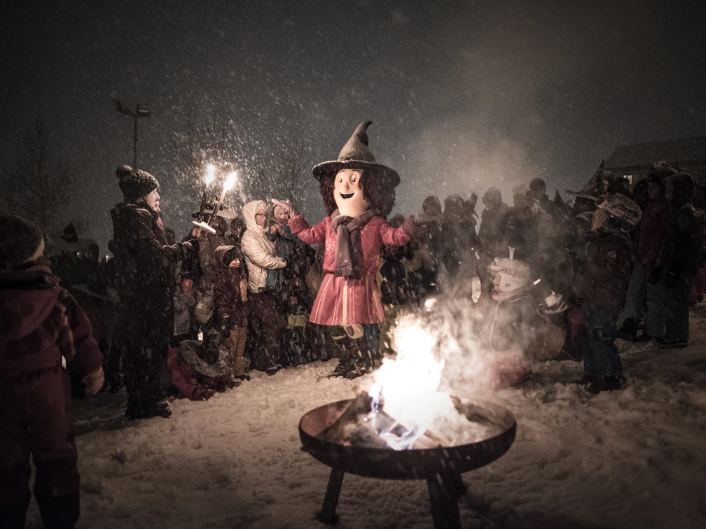 Vero, die kleine Belalphexe feiert mit ihren Freunden Weihnachten. Vero, die kleine Belalphexe feiert mit ihren Freunden Weihnachten.