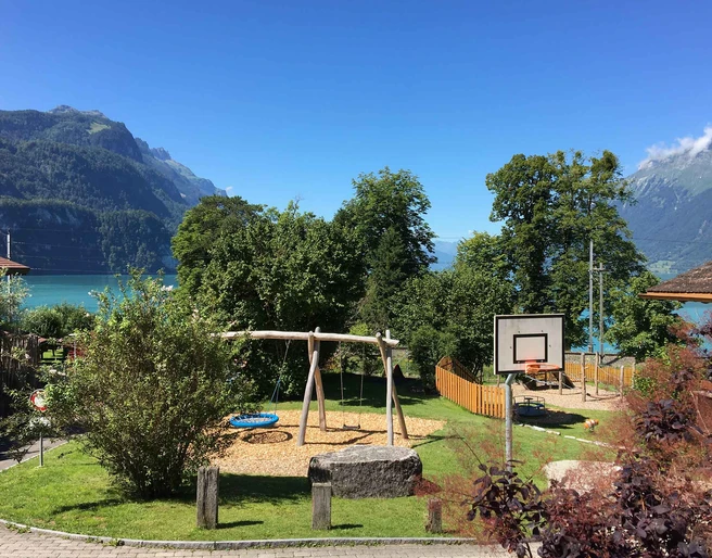 spielplatz-max-buri-brienz-schaukel-basketball.jpg