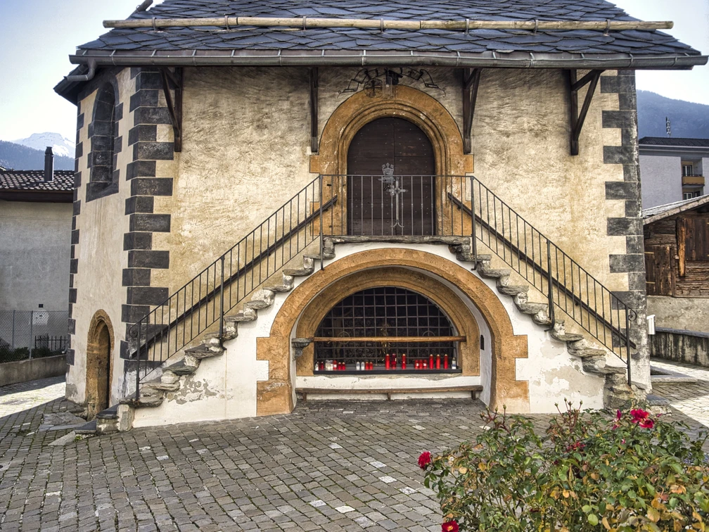 The ossuary is used to store the skulls and bones of long-dead indigenous people whose graves have been dug up. Das Beinhaus dient der Aufbewahrung von Schädeln und Gebeinen längst verstorbener Natischer, deren Gräber ausgehoben wurden.The ossuary is used to store the skulls and bones of long-dead indigenous people whose graves have been dug up.