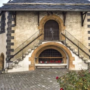 The ossuary is used to store the skulls and bones of long-dead indigenous people whose graves have been dug up. Das Beinhaus dient der Aufbewahrung von Schädeln und Gebeinen längst verstorbener Natischer, deren Gräber ausgehoben wurden.The ossuary is used to store the skulls and bones of long-dead indigenous people whose graves have been dug up.