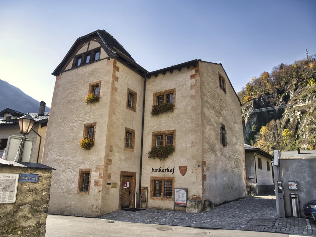 Der Junkerhof ist heute Sitz der Gemeindeverwaltung in Naters. Der Junkerhof ist heute Sitz der Gemeindeverwaltung in Naters.Today, the Junkerhof is the seat of the municipal administration in Naters.