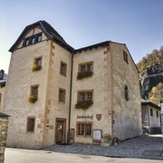 Der Junkerhof ist heute Sitz der Gemeindeverwaltung in Naters. Der Junkerhof ist heute Sitz der Gemeindeverwaltung in Naters.Today, the Junkerhof is the seat of the municipal administration in Naters.
