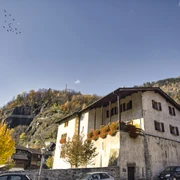 Der älteste Teil des Pfarrhauses ist der Wohnturm im Osten aus dem 12. Jahrhundert. Der älteste Teil des Pfarrhauses ist der Wohnturm im Osten aus dem 12. Jahrhundert.