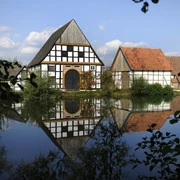 Der Dorfteich des LWL-Freilichtmuseums Detmold.
