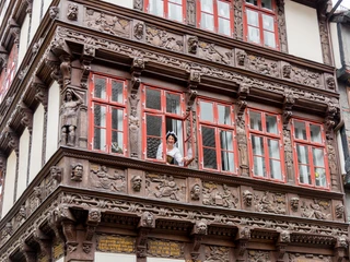 Gästeführerin Eickesches Haus Eine Gästeführerin schaut aus dem Eickeschen Haus heraus.