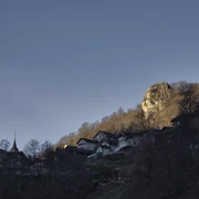 Der Mundstein – eine ovale, mächtige Fluh Der Mundstein – eine ovale, mächtige Fluh