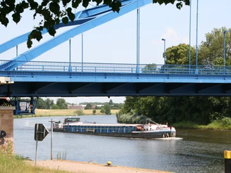 Schiff auf der Weser bei Hoya Ein Schiff auf der Weser bei Hoya