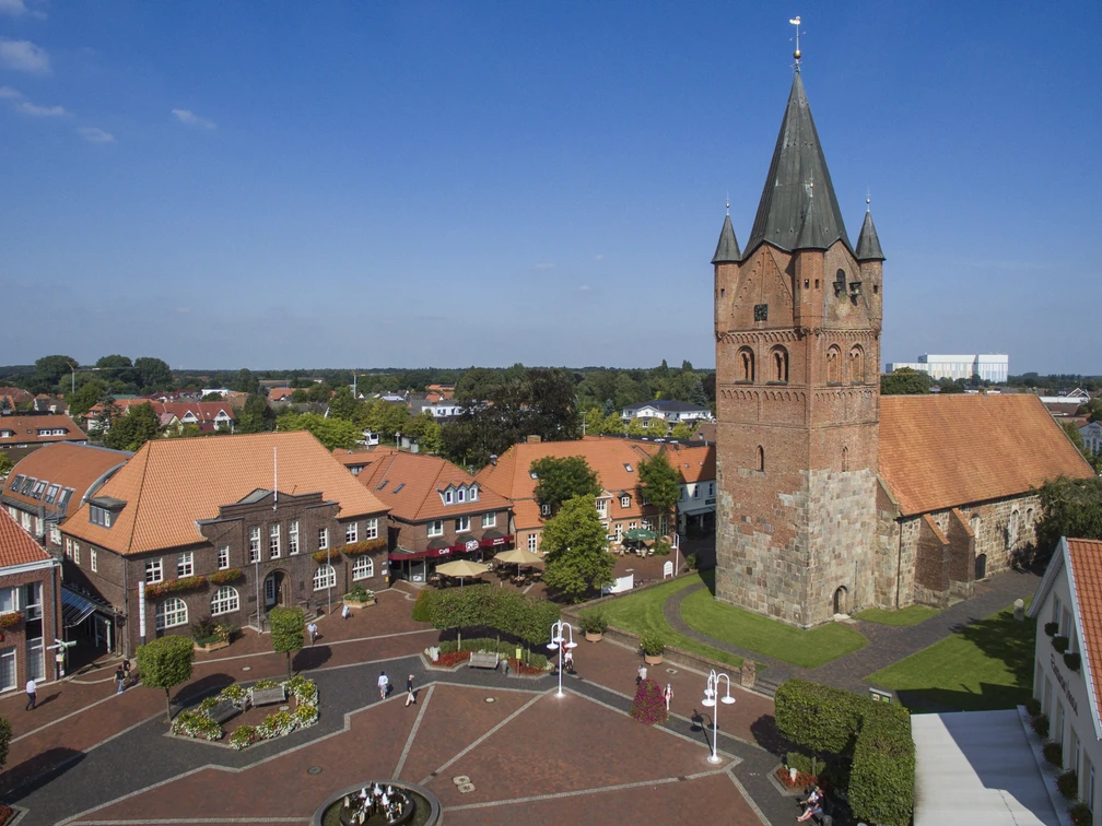 Alter Markt Westerstede.jpg Luftaufnahme Marktplatz Westerstede mit Blick auf die St.-Petri-Kirche