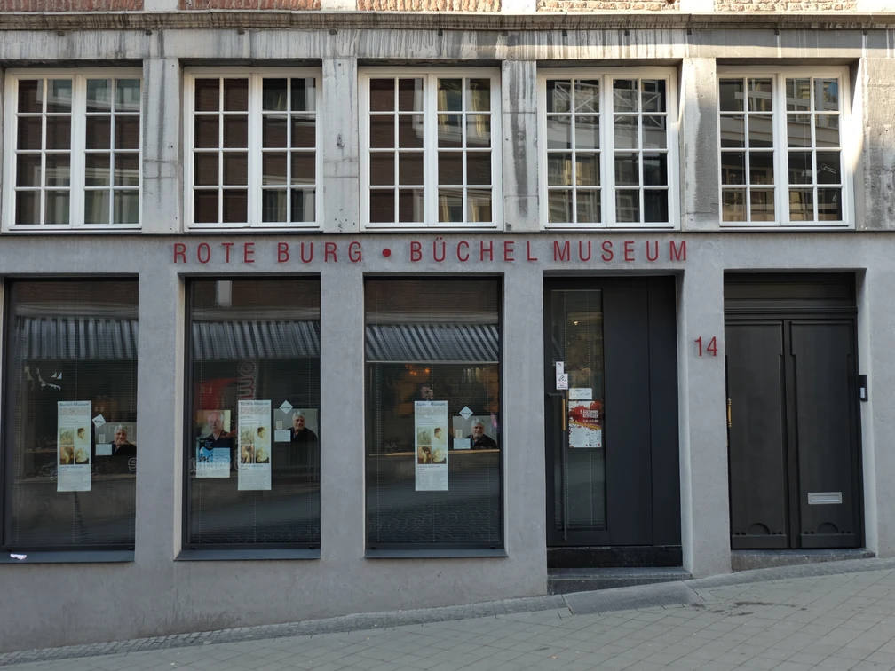 Büchel-Museum Außenansicht Die Außenansicht des Büchel-Museums zeigt eine graue Fassade mit großen Fenstern und der Aufschrift "Rote Burg - Büchel Museum".