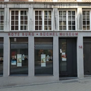 Büchel-Museum Außenansicht Die Außenansicht des Büchel-Museums zeigt eine graue Fassade mit großen Fenstern und der Aufschrift "Rote Burg - Büchel Museum".