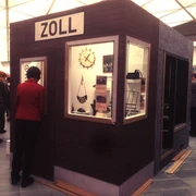 Eine Frau betrachtet in einem Ausstellungsraum eine alte Zollkabine.