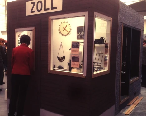 Zollmuseum Ausstellung Eine Frau betrachtet in einem Ausstellungsraum eine alte Zollkabine.