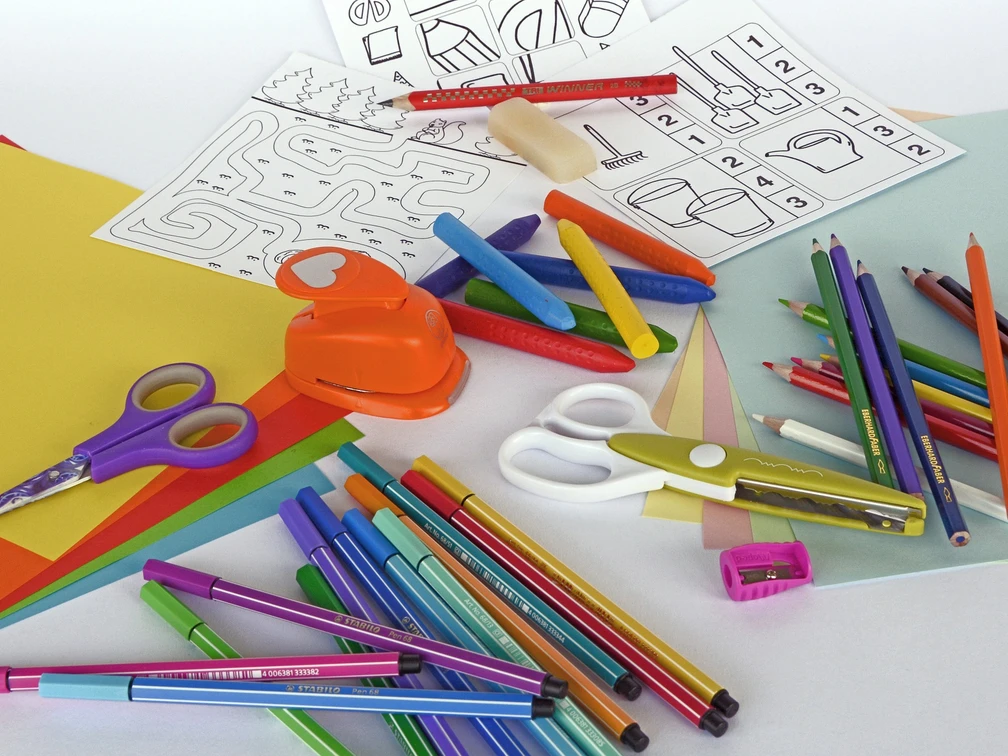 Beim Kinderbasteln ist viel Spass und Spannung im alten Tourismussaal vorprogrammiert. Beim Kinderbasteln ist viel Spass und Spannung im alten Tourismussaal vorprogrammiert.