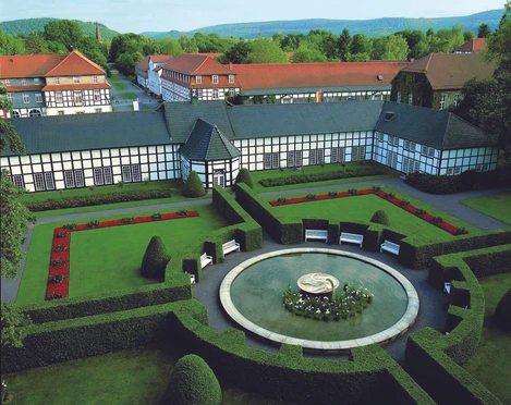 Gräflicher Park  Luftaufnahme des Gräflichen Park mit symmetrischen Beeten, Hecken und einem eleganten Springbrunnen.