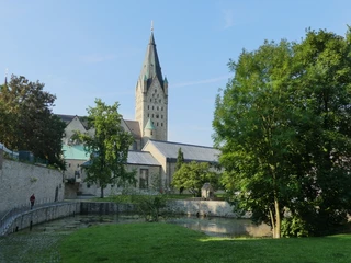 Dom und Kaiserpfalz Der imposante Turm der Kaiserpfalz erhebt sich majestätisch über eine grüne Parklandschaft.