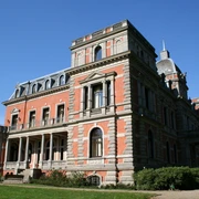 Schloß Etelsen Das Bild zeigt das majestätische Schloss Etelsen in rotem Backstein mit prächtigen Verzierungen unter blauem Himmel.