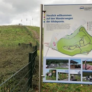 Kräher Höhe Willkommensschild an einem beliebten Wanderweg mit einer Karte und Abbildungen der Umgebung.