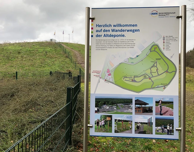 Kräher Höhe Willkommensschild an einem beliebten Wanderweg mit einer Karte und Abbildungen der Umgebung.