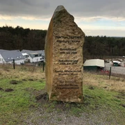 Kräher Höhe Steinmarker erinnert an die Geschichte der Zentraldeponie Nienburg/Krähe mit Betriebs- und Rekultivierungsdaten.