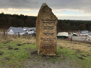 Kräher Höhe Steinmarker erinnert an die Geschichte der Zentraldeponie Nienburg/Krähe mit Betriebs- und Rekultivierungsdaten.