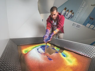 Sandbox In einem Sandkasten können Besucher ihre eigene Landschaft mit Gebirgen und Tälern gestalten.