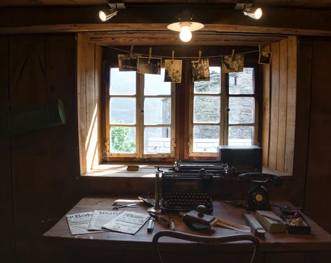 Altes Wohnen, eine geschichtenhafte Ausstellung in Mund Altes Wohnen, eine geschichtenhafte Ausstellung in MundOld Living, a storytelling exhibition in MundL'habitat ancien, une exposition riche en histoires à Mund