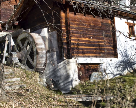 The bakehouse is located in the Old Blatten. It can still be fully used and visited today. Das Backhaus befindet sich im Alten Blatten. Es kann noch heute vollständig genutzt und besichtigt werden.The bakehouse is located in the Old Blatten. It can still be fully used and visited today.