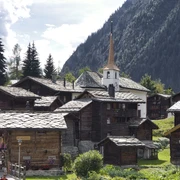 Der Charme der alten Häuser und Stadel verzaubert Gäste im Sommer wie Winter. Der Charme der alten Häuser und Stadel verzaubert Gäste im Sommer wie Winter.The charm of the old houses and barns enchants guests in summer and winter.