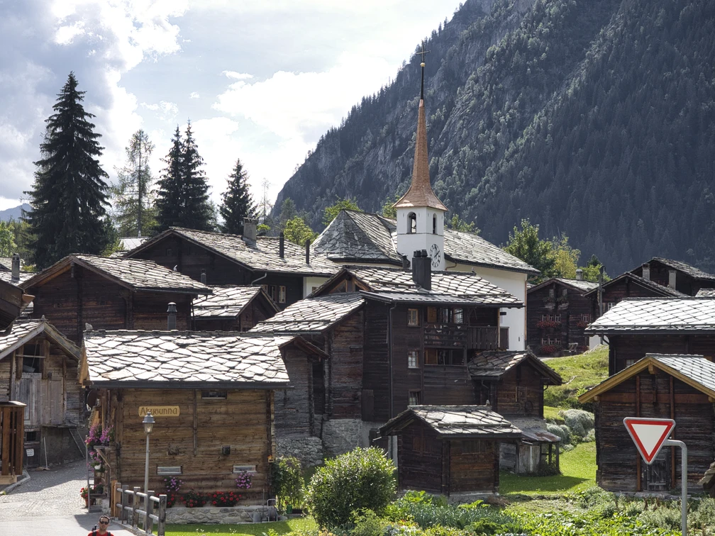 Le charme des vieilles maisons et des granges enchantera les visiteurs, en été comme en hiver. Der Charme der alten Häuser und Stadel verzaubert Gäste im Sommer wie Winter.The charm of the old houses and barns enchants guests in summer and winter.