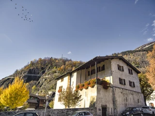 Der älteste Teil des Pfarrhauses ist der Wohnturm im Osten aus dem 12. Jahrhundert Der älteste Teil des Pfarrhauses ist der Wohnturm im Osten aus dem 12. JahrhundertThe oldest part of the rectory is the residential tower in the east from the 12th centuryLa partie la plus ancienne du presbytère est la tour d'habitation à l'est, datant du 12e siècle