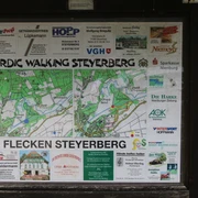 Nordic Walking Steyerberg Nordic-Walking-Infotafel mit Karte und Werbeanzeigen in der Nähe von Steyerberg im Grünen.