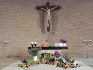 Neustädter Kirche St. Marien_Altar und Kreuz neustaedter-kirche-st-marien-altar-und-kreuz
