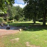 Kurpark Bruchhausen-Vilsen Kurpark Bruchhausen-Vilsen mit Springbrunnen, gepflegten Rasenflächen und schattenspendenden Bäumen.