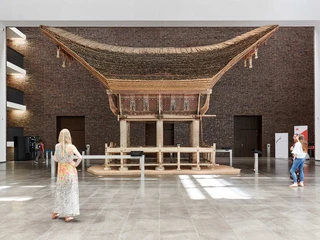 Rautenstrauch-Joest-Museum Im lichtdurchfluteten Saal des Rautenstrauch-Joest-Museums steht ein traditionelles Toraja-Haus.A traditional Toraja house stands in the light-flooded hall of the Rautenstrauch-Joest Museum.