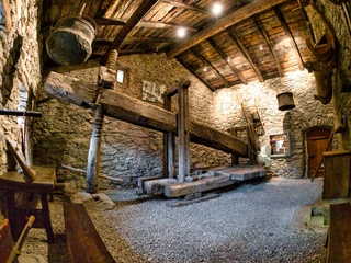 Une visite guidée informative du village de Mund, le village du safran Eine lehrreiche Dorfführung durch das Safrandorf MundAn informative village tour through the Safrand village of MundUne visite guidée informative du village de Mund, le village du safran