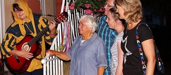 Gaukler-auf-Stufen 16-9.jpg