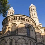 Saint Apostles Die romanische Kirche St. Aposteln in Köln erstrahlt majestätisch im warmen Sonnenlicht.The Romanesque church of St. Aposteln in Cologne shines majestically in the warm sunlight.