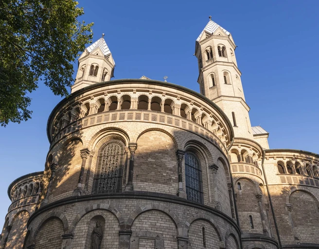 Saint Apostles Die romanische Kirche St. Aposteln in Köln erstrahlt majestätisch im warmen Sonnenlicht.The Romanesque church of St. Aposteln in Cologne shines majestically in the warm sunlight.