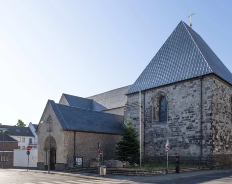 St. George Romanische Kirche St. Georg mit Natursteinfassade und steilem Satteldach bei Tageslicht.Romanesque church of St. George with natural stone façade and steep pitched roof in daylight.
