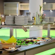 Vorspeisenbuffet Ein vielfältiges Buffet mit frischem Grün, Salaten, Brot und fein angerichteten Vorspeisen.