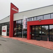 Filmpalast Nienburg Filmpalast Nienburg, moderner Kinokomplex mit verglaster Fassade und markantem roten Eingangsschild.