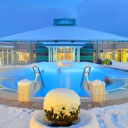 Driburger Therme im Winter Ein Spa-Becken der Driburger Therme ist umgeben von Schnee, unter einem beleuchteten Winterhimmel.
