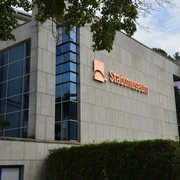 Stadtmuseum Paderborn Modernes Gebäude des Stadtmuseums Paderborn mit großen Glasfenstern und gepflegter Umgebung.