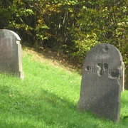 Ehemaliger jüdischer Friedhof Alte Sandsteingrabsteine auf einer Rasenfläche