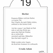 Lesestation 19 Herbstgedicht an einer Lesestation im Park, das von purpurnen Blättern und Abschied erzählt.