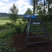 Vom Sphäriskop hat man einen herrlichen Ausblick auf den Ortsteil Alhausen Aussichtsplattform mit modernem Sphäriskop bietet Panoramablick über grüne Felder und Wälder Alhausens.