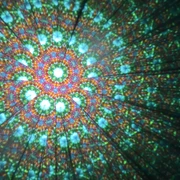 Im klassischen Kaleidoskop formen bunte Kugeln und Perlen unendliche Muster Blick ins Innere des Kaleidoskop wo bunte Muster entstehen.
