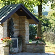 Bildstock Bildstock Denkmal mit frischen Blumen.