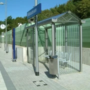 Bahnhof Willebadessen Moderner Bahnsteig in Willebadessen mit überdachter Wartehalle, Sitzfläche und klarer Ausschilderung.