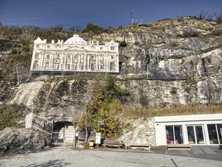 The military fortress was built in 1939 - 1940 and has been modernised time and again to this day. Die militärische Festung wurde in den Jahren 1939 – 1940 erbaut und bis heute immer wieder modernisiert.The military fortress was built in 1939 - 1940 and has been modernised time and again to this day.